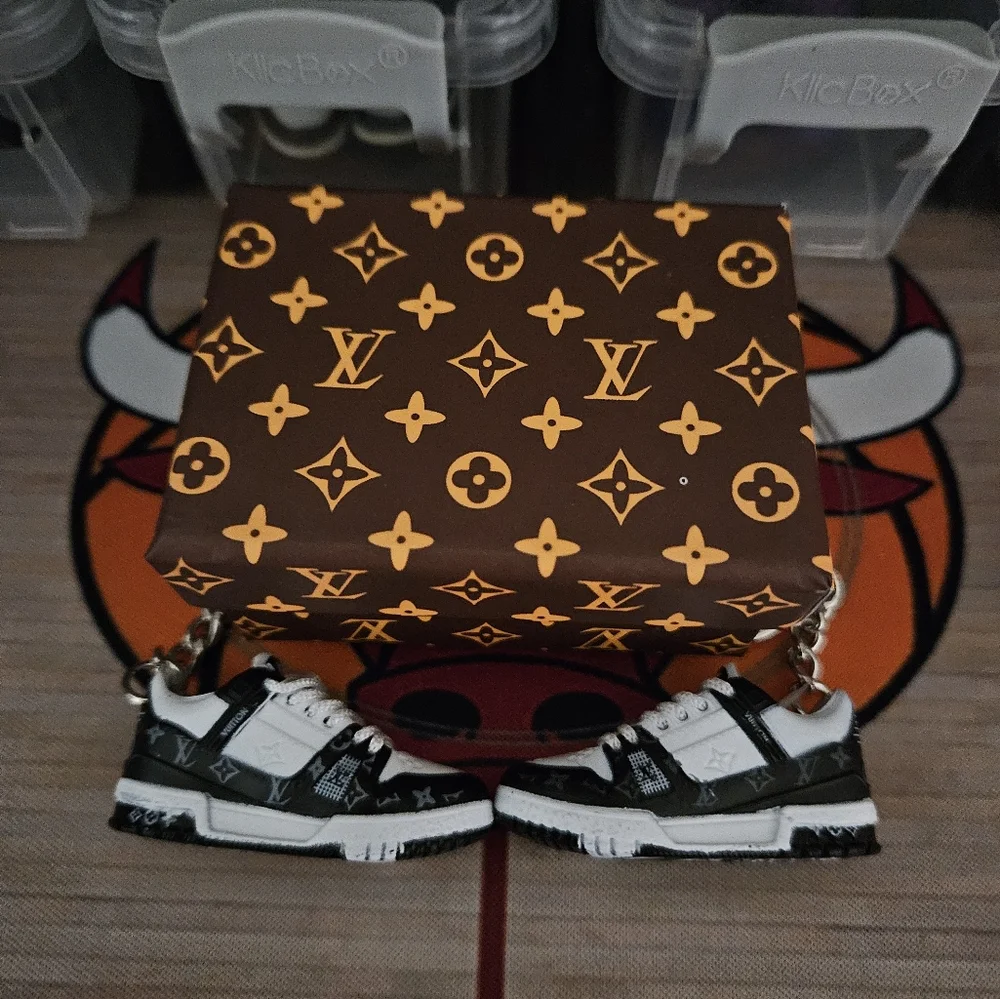 Fashion pair of mini sneakers keychain.(Black/ White). - Picture 5 of 8